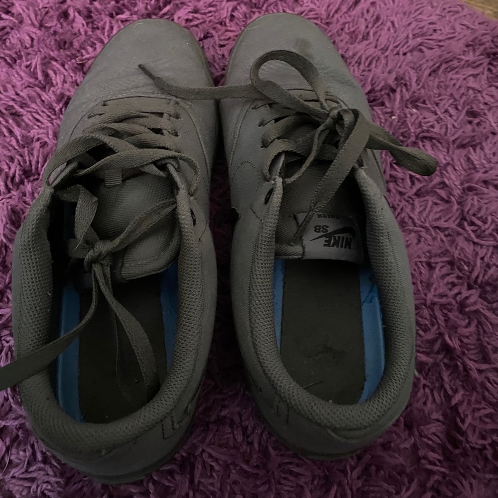 Size 8.5 Nike shoes.